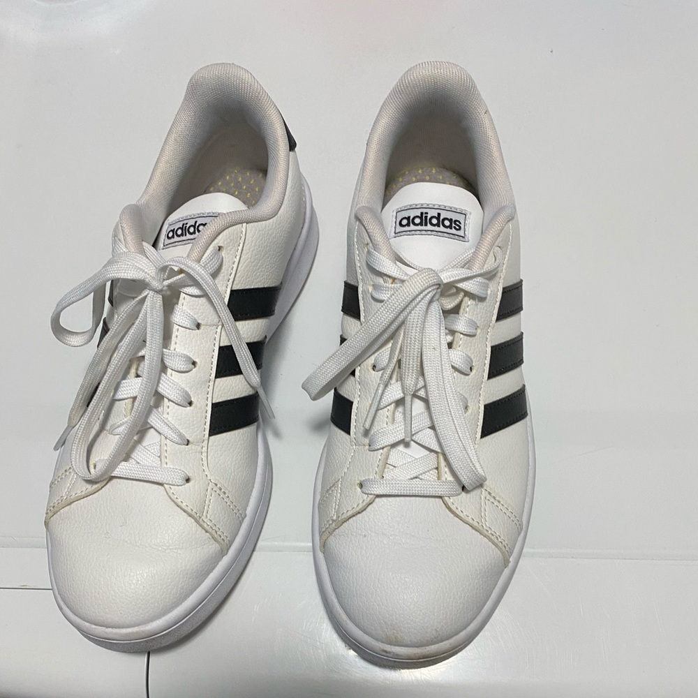Tennis shoes